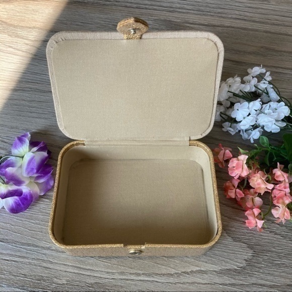 ๐ Hand Embroidered Parrot ๐ฆ Art Jewelry Box Clutch ๐ผ - Beige *NEW - Picture 7 of 9